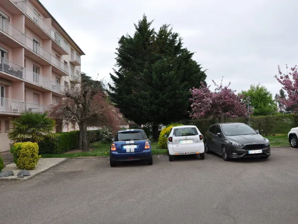 Bel appartement traversant de 70 m2, avec deux grands balcon