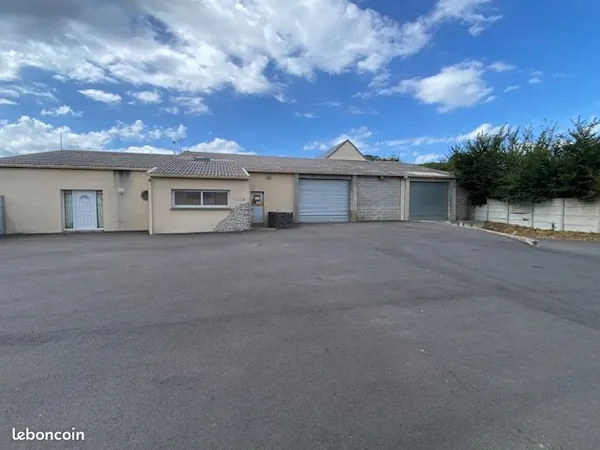Bâtiment avec quai de déchargement pour stockage 250m² et bureau 30m²280 m² à Longueville proche Gra