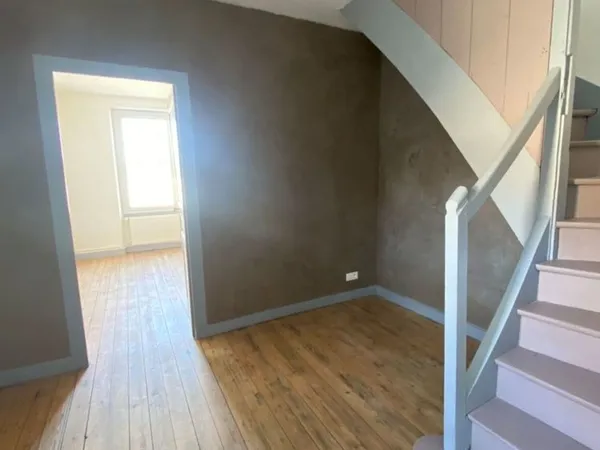 1900 rénovée/louée DPE C 3 chambres cour & jardin