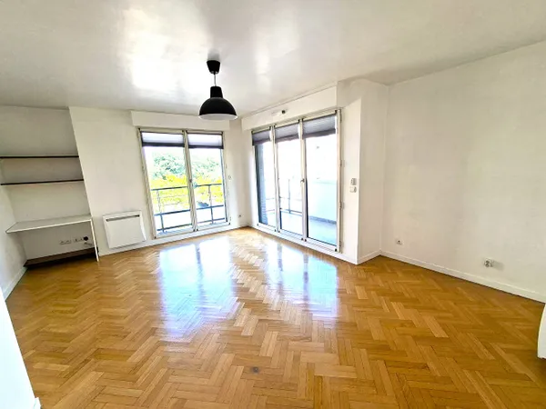 Beau grand 2 pièces récent avec balcon et parking
