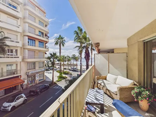 Appartement 2p avec terrasse et aperçu mer à Juan-les-Pins