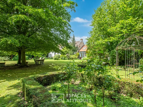 Maison de famille dans son refuge de verdure avec piscine
