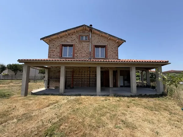 Maison de type R+1 avec dépendances, terrasse couverte et ja
