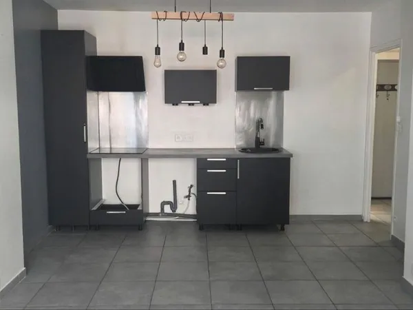 T2 RÉNOVÉ 42,5 m² + CAVE - HYÈRES GARE - 130 000 - PROPRIÉTAIRE