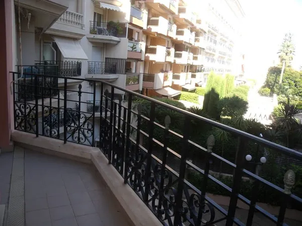 LOCATION SAISONNIÈRE - BEAU DEUX PIECES CENTRE VILLE