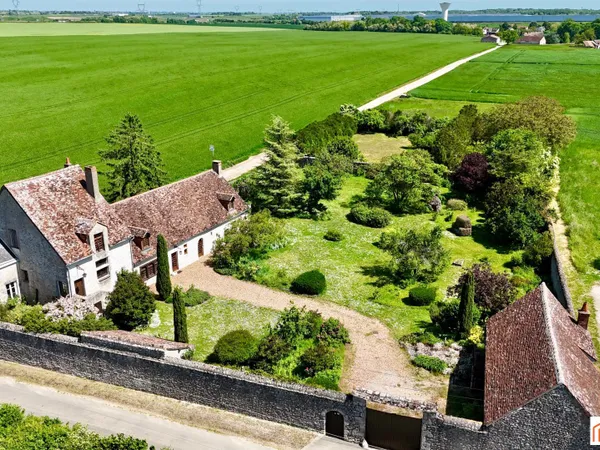 285 m2 hab et dépendances sur 4036 m2 clos de murs