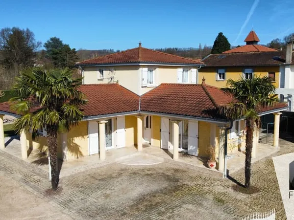 Parcieux-Maison contemporaine 164m2 avec piscine couverte, g