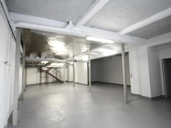 Local 300 m²