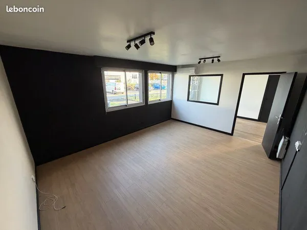 Bureau Privatif 20m2 + Entrée 10m2 + Communs (Cuisine, 2 WC, 1 douche)