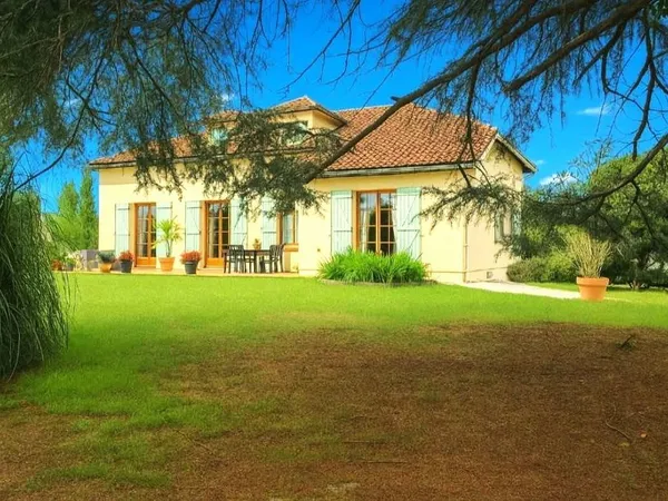 Maison 4 chambres, séjour, cuisine, piscine, garage , sous sol , 2370 m² de terrain.