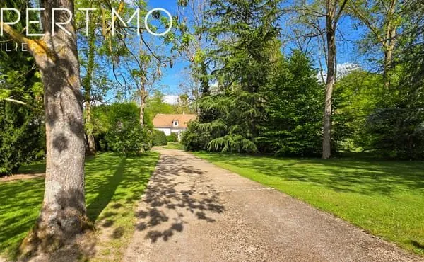 Propriété familiale de standing de 228 m2 au coeur d'un parc