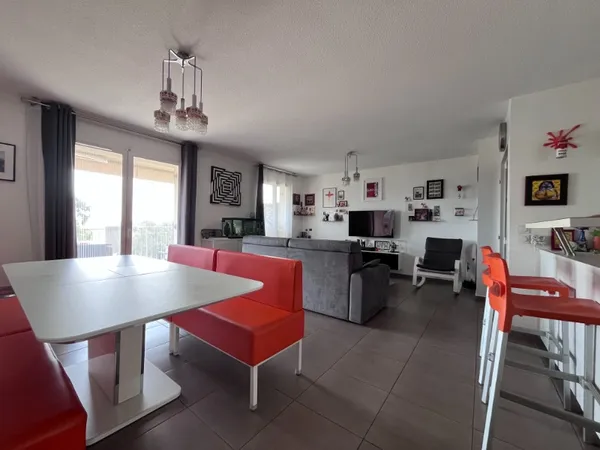 APPARTEMENT 4 PIÈCES – 83 m² – TERRASSE 25 m² – PISCINE – GARAGE