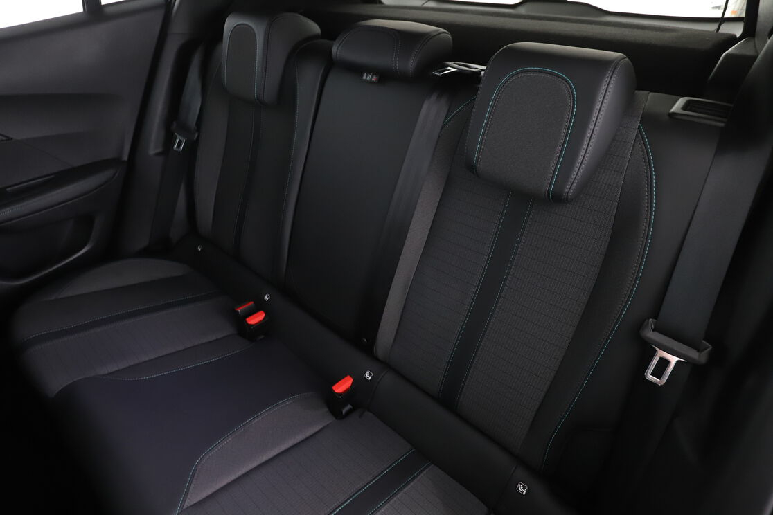 Peugeot 2008 1.5 Blue-HDi Allure Pack EAT8 — photo 13