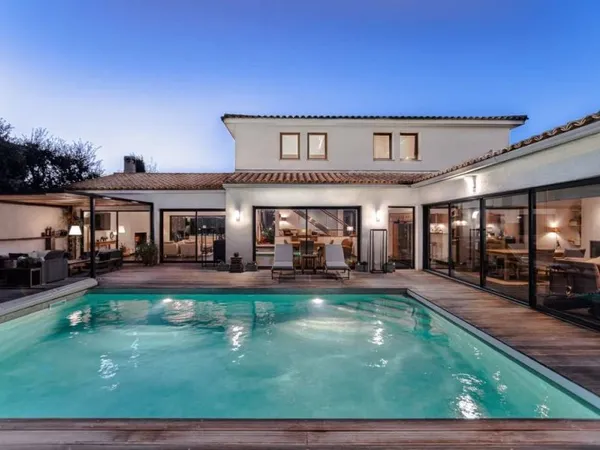 Villa 7 pièces 383 m²