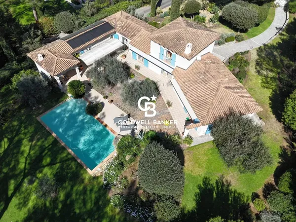 Elégante villa de prestige dans un domaine privé.