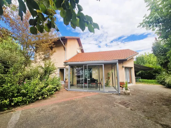 BOURGOIN-JALLIEU - BIEN RARE ! 381,50 m² sur 1 528 m² : maison de fonction 85,50 m² + 6 bureaux + ga