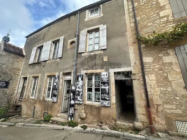 Immeuble avec locataire en place -Emplacement de choix Vezelay