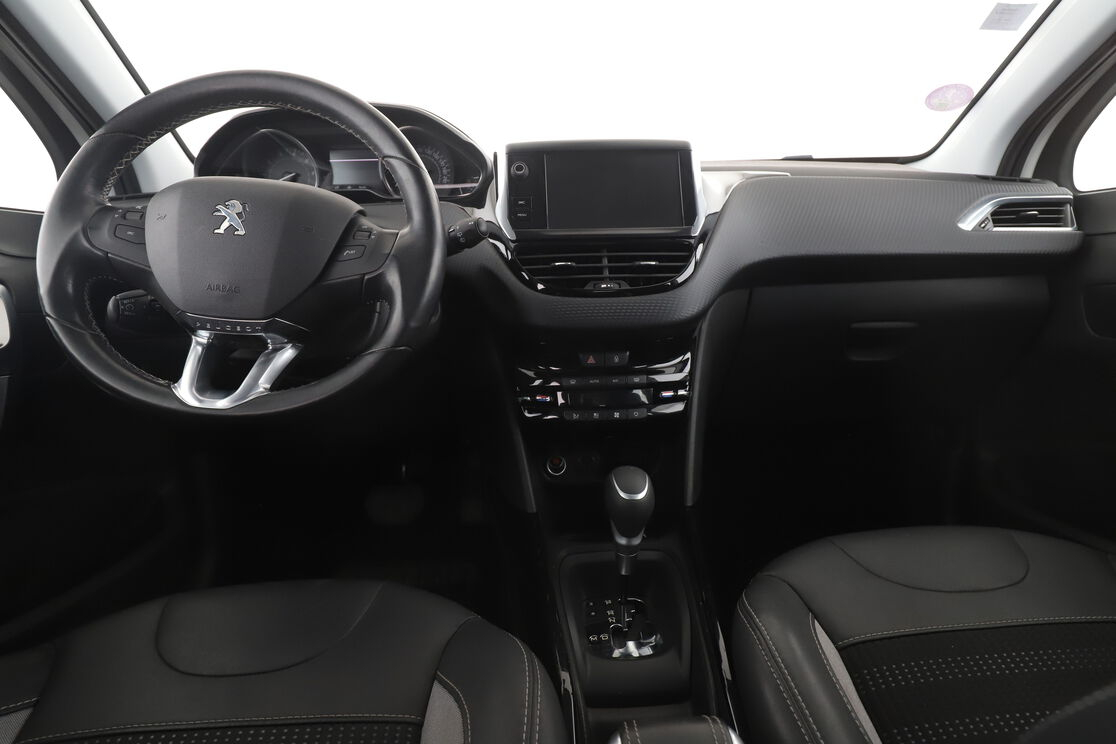Peugeot 2008 1.2 PureTech Allure EAT6 — photo 11