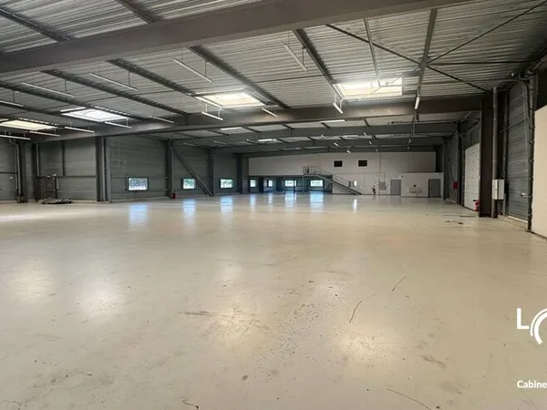 Local industriel 1701 m²
