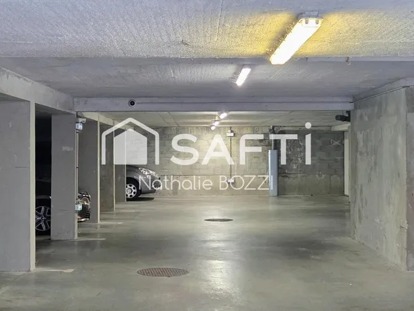 Place de stationnement au Rdc d'un bâtiment sécurisé, entrée par porte automatique.