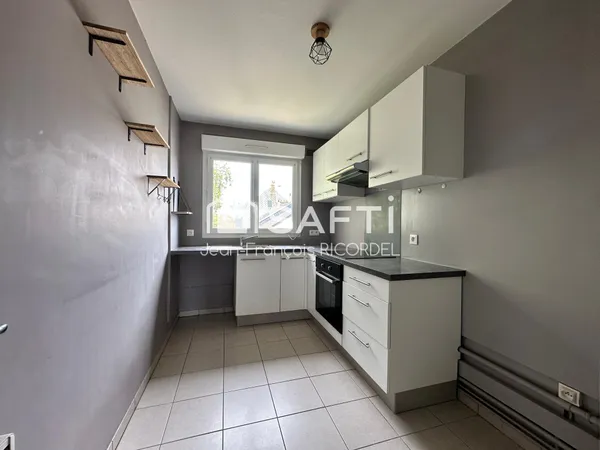 Appartement 2 ème Étage, séjour, cuisine, deux chambres,sdb, garage, cave.
