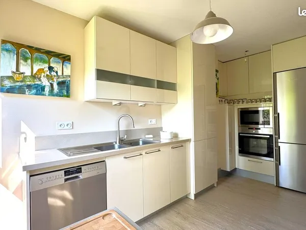 Moirans Appartement T4 de 82m² dans une copropriété fermée, sécurisée au calme et prisée avec Parc