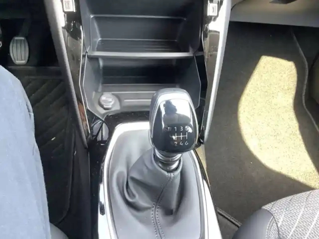 Peugeot 208 turbo 100 ch bvm6 — photo 14
