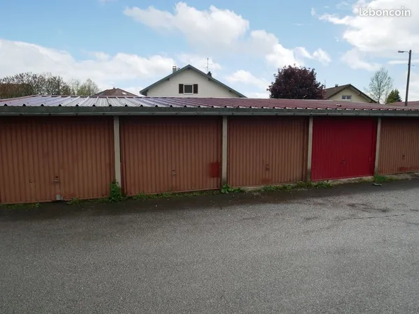 Garage box fermé route de Laire, quartier Citadelle, Chiffogne, Mont Chevis...