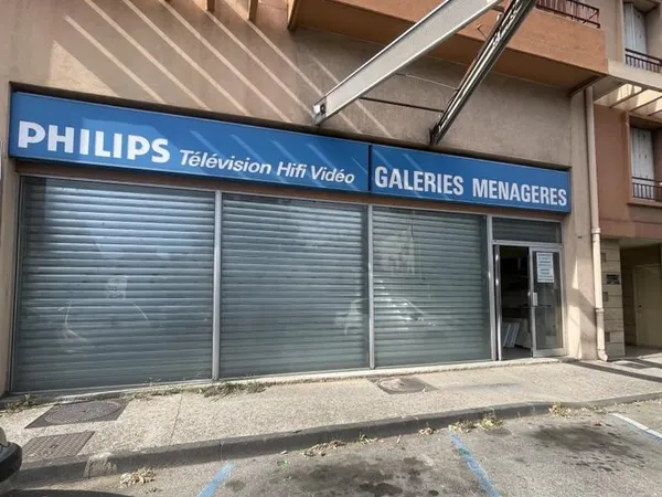 Garage à usage commercial, exploité depuis de nombreuses années en commerce, belle visibilité