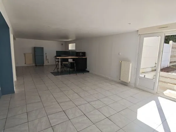 Appartement 2 pièces à louer à Chartres de Bretagne avec terrasse et jardin