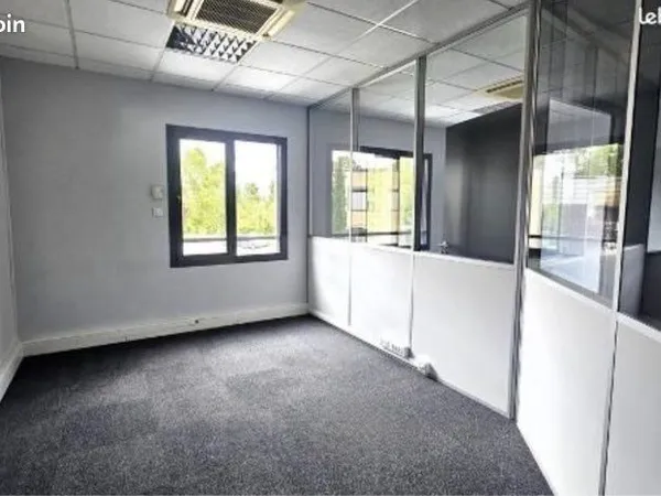 Bureau à louer - 130m2 divisibles - NEYRON - portes de Lyon