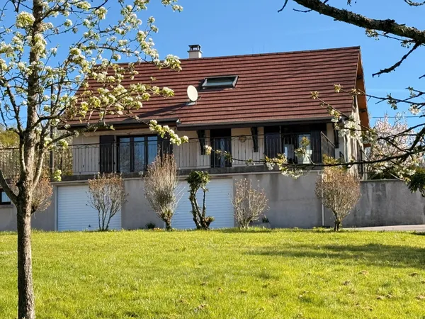Maison de 110 m2, 3 ch, garage de 80 m2 et terrain de 2379 m2