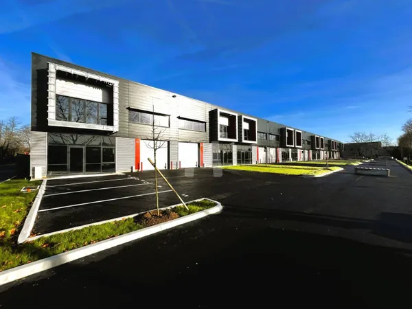 Local d'activité 7599 m²