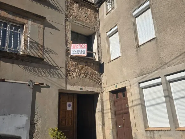 Maison de village a renover avec beau potentiel 200 m2 habitable environ