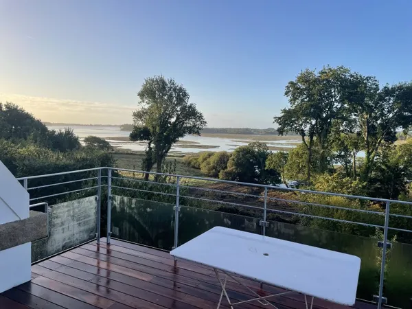 A LOUER. LA MER ET LA CAMPAGNE : la maison bleue avec splendide vue sur le golfe