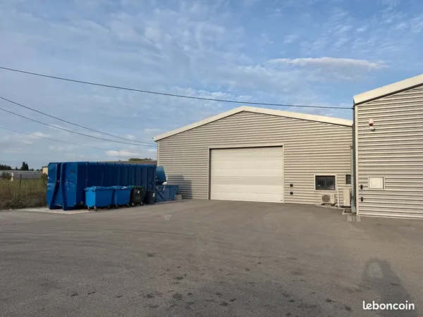 Entrepôt 640 m² à louer - Pont roulant 5 tonnes - Grand parking - Aimargues