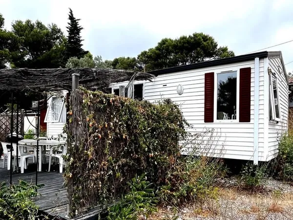 mobil home sur parcelle de 240m2