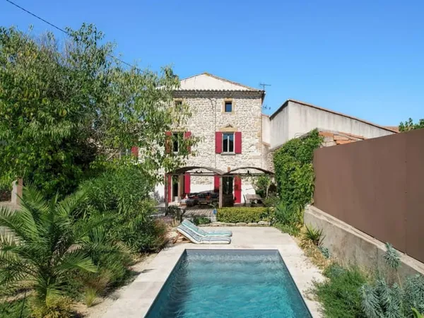 Superbe propriété de village avec jardin et piscine à 17 kms d'Uzès