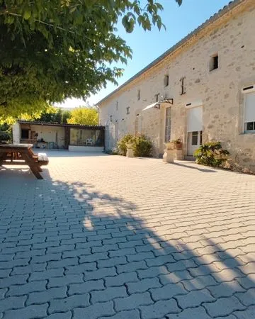 Maison en pierre rénovée 150 m² clim réversible gainable volets roulant solaires