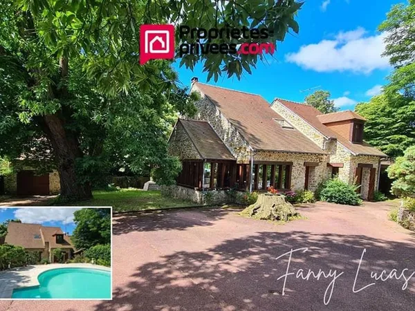 Propriété de caractère et sa piscine sans vis-à-vis