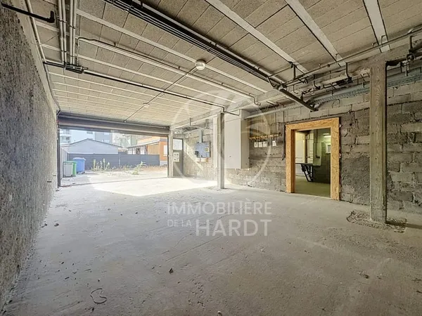 Atelier, Garage et réserve avec cour privative -