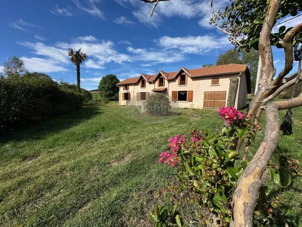 Jolie Maison, Terrain 1,5 H