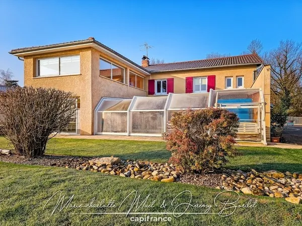 Maison avec hangar, piscine couverte et chalet aménagé
