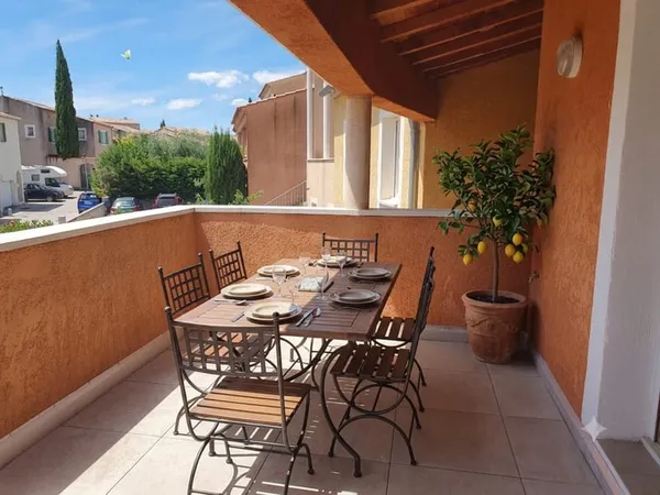 UZES : APPARTEMENT P5 DERNIER ETAGE AVEC TERRASSE ET PARKING
