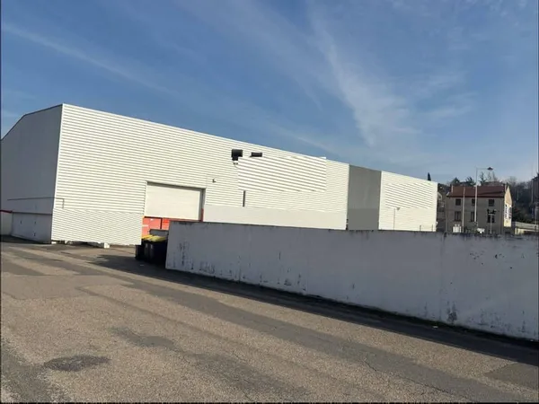 Local commercial 868 m²