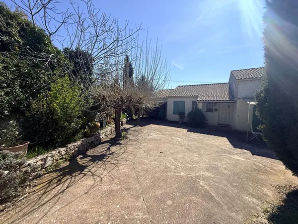 Villa avec jardin, piscine et garage à Flayosc. Votre maison de rêve au coeur de la Provence ! 6 piè