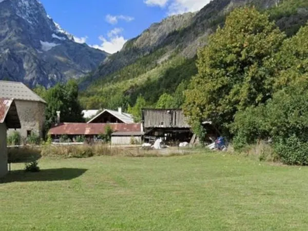 Pelvoux - Les Claux - Joli Terrain Plat De 542 M² - Viabilites