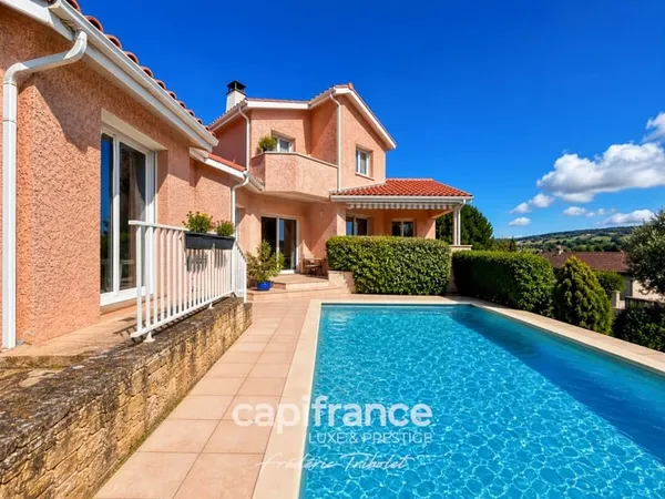 Maison familiale avec piscine et vue dégagée à Châtillon-d'Azergues