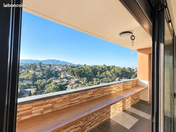 T4 traversant entièrement rénové - Vue exceptionnelle sur les collines - Garage - 84,25 m² - Marseil
