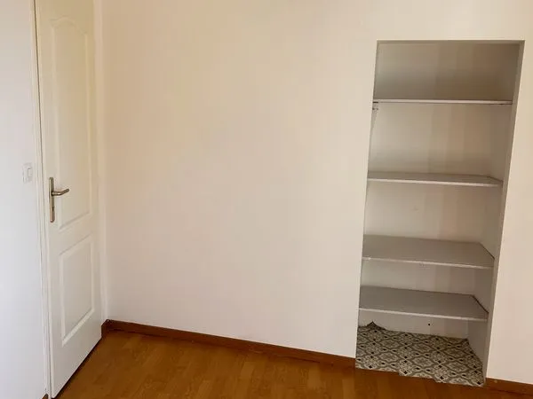 Maison avec deux appartement et un grand garage